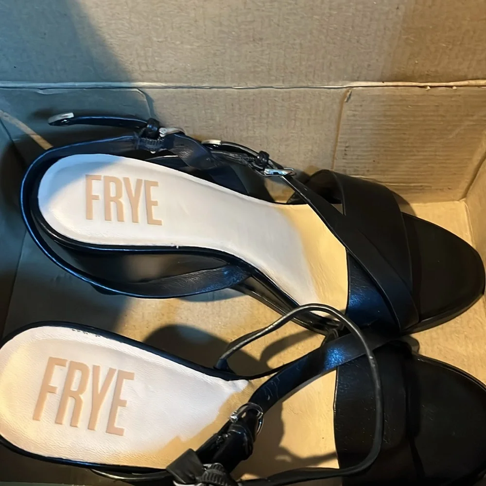 Frye Rachel Buckle Sandal 6.5 worn once!